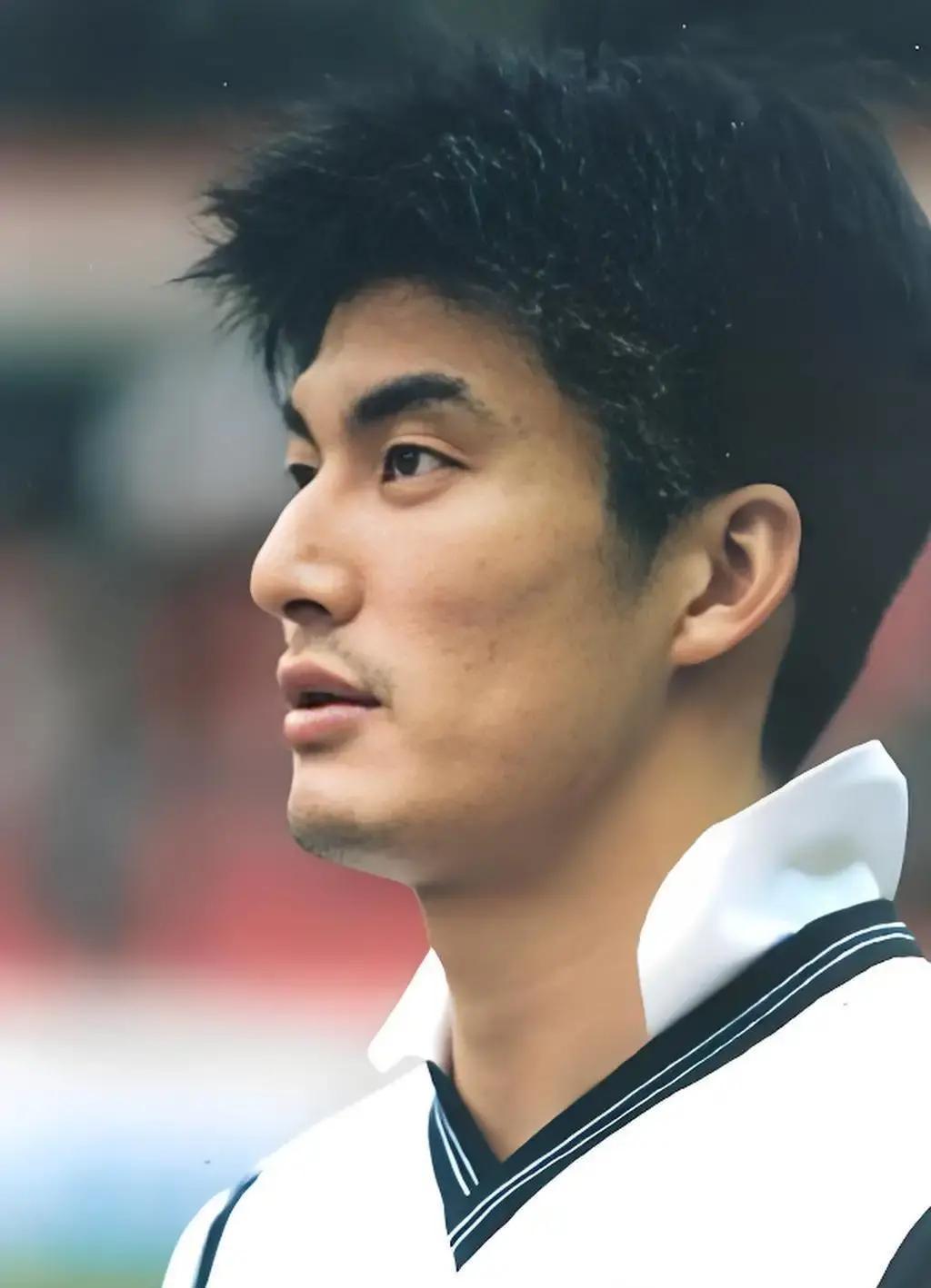 2001年他撕破申花球衣，头也不回。队友说这小子疯了，为了点钱连根都不要了。