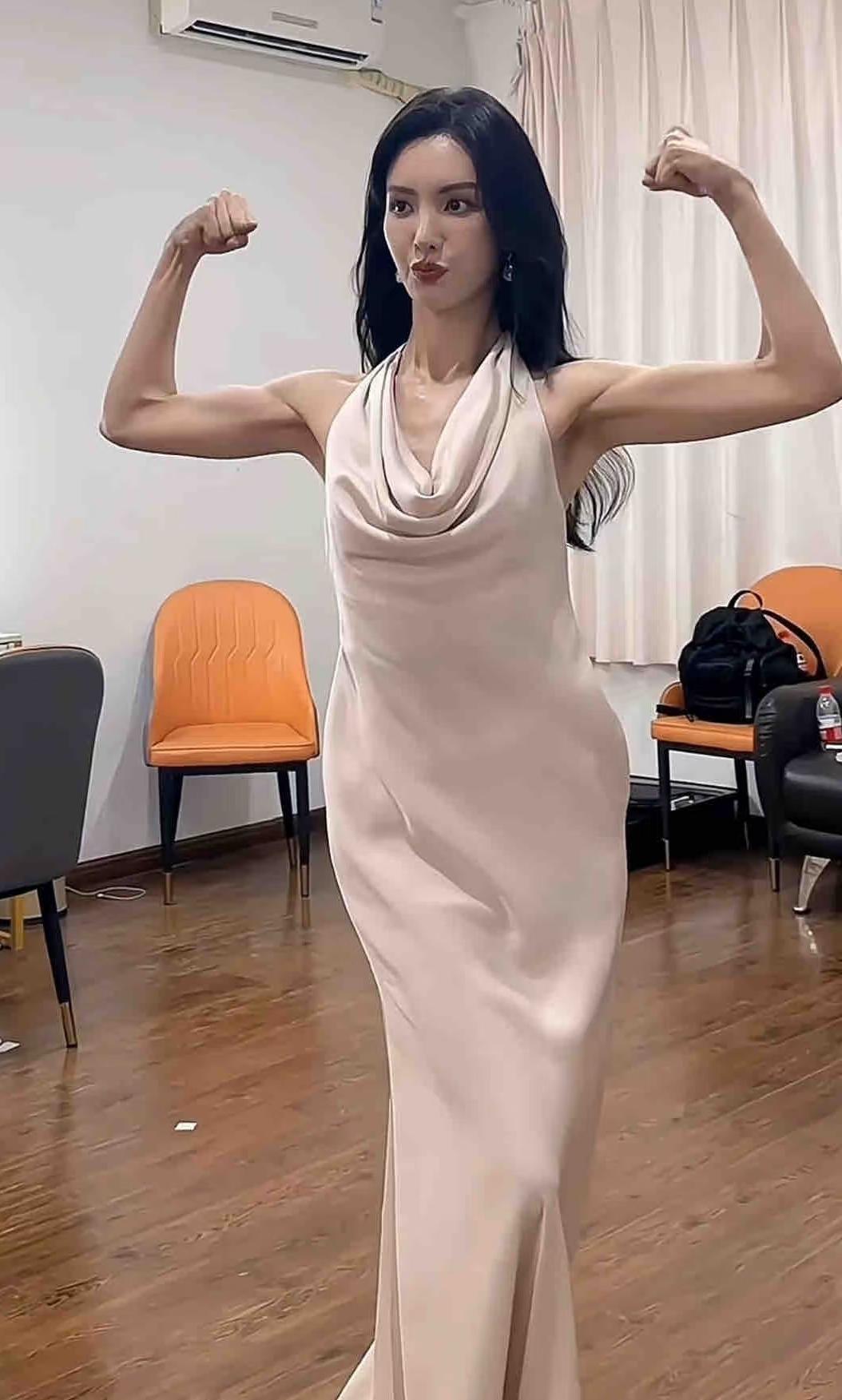 目前查到金晨代言了两个品牌的车，一个是莲花跑车，一个是智己LS6。除了车，她还