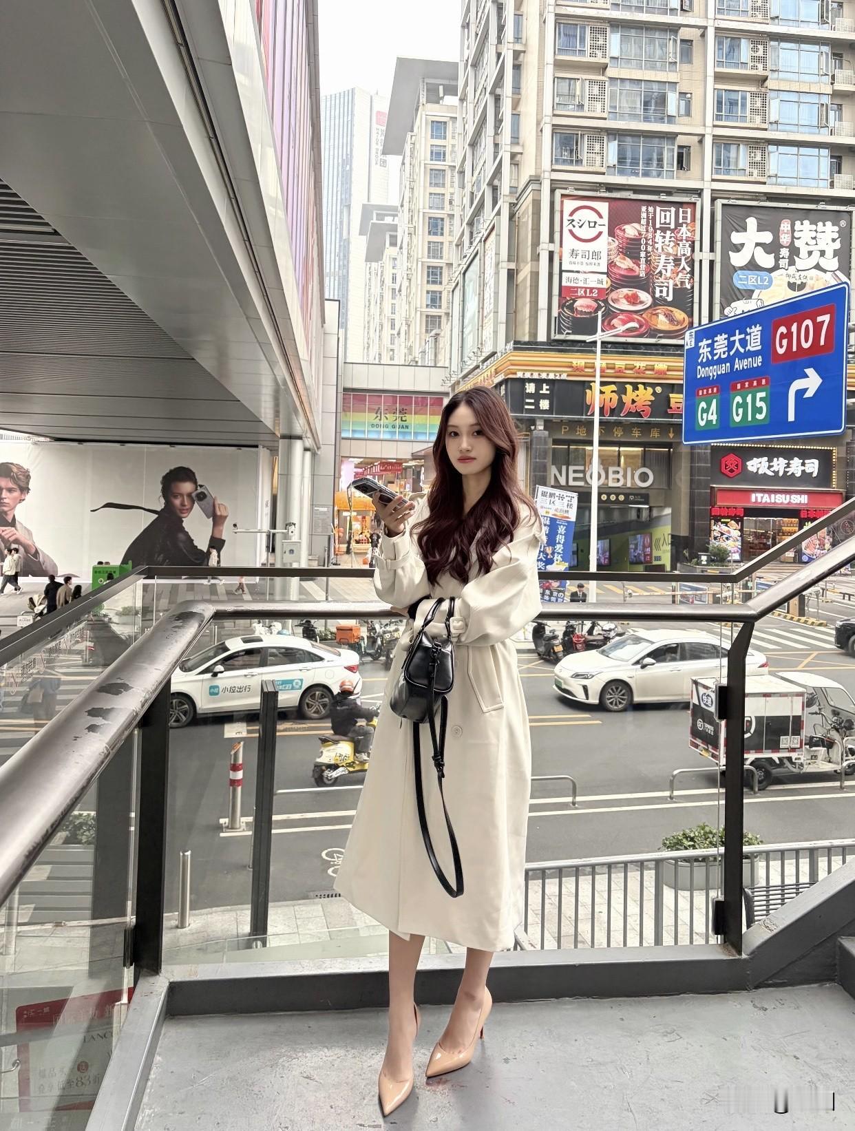 什么样的穿搭可以成为气质女神?注意整体比例，提腰线能让身材更显修长。掌握这些穿搭