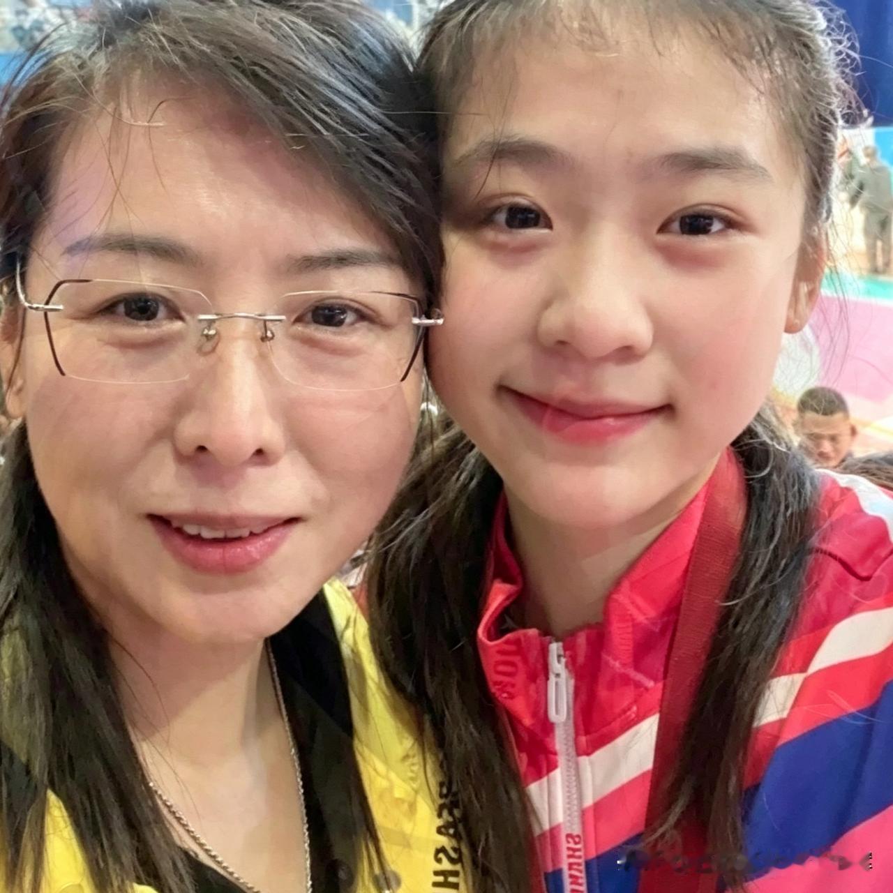 她是排球小将王奥芊的母亲李蕊，是前400米栏国际级健将，身形挺拔、五官英气，自带