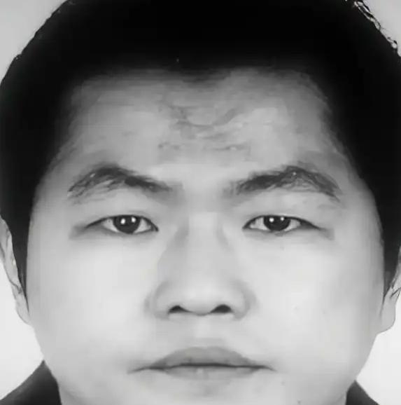2013年退役中校刺死女局长，后换军装跳楼，遗言：生活全被搞乱套。2013年的初