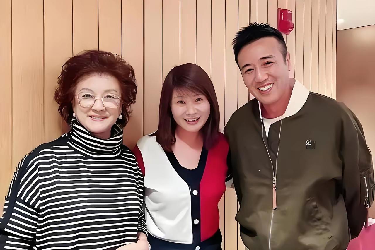 三位演员同框合影太养眼啦！左边成熟稳重、戴着副眼镜的是宋春丽，真的很喜欢她演