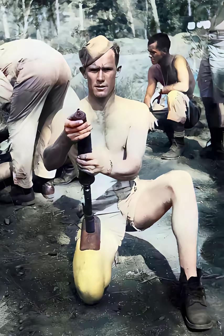 美军试射日军掷弹筒，大腿骨折提前回国二战时期日军89式掷弹筒超轻便，空重只