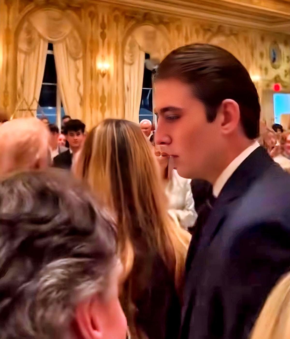 巴伦从“全美最帅公子”到“油腻富二代”只需要一个发型！这句话指向他现身感恩节