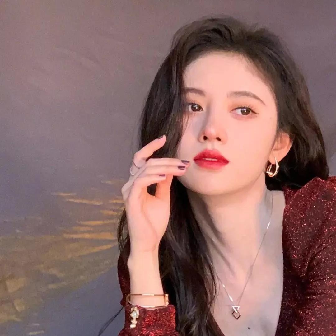 优雅红唇，闪耀的裙摆，自信的微笑，夜晚的魅力。红唇礼服港风红唇照女明星红毯气