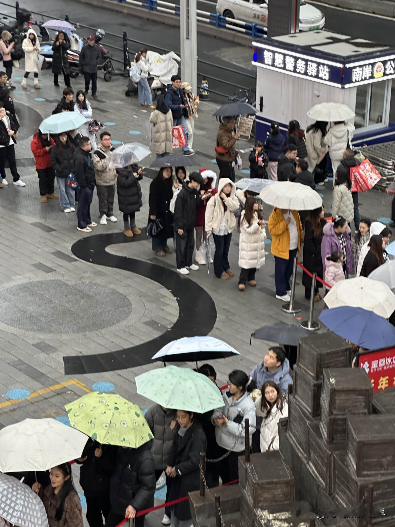 这绝对是重庆有史以来最难排队的店铺！1月2日下午，重庆下雨，凄风冷雨中，弹子石长