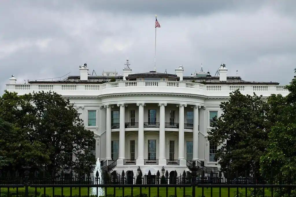 美国政坛又出大动静，简直跌破所有人眼镜！3月25号特朗普居然打破了自己坚持10年