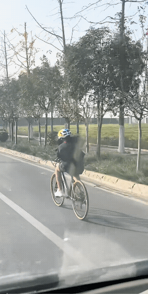 第一眼，以为耍酷。第二眼，敬佩油然而生。意志坚强的女孩！没有翅膀，也挡不住