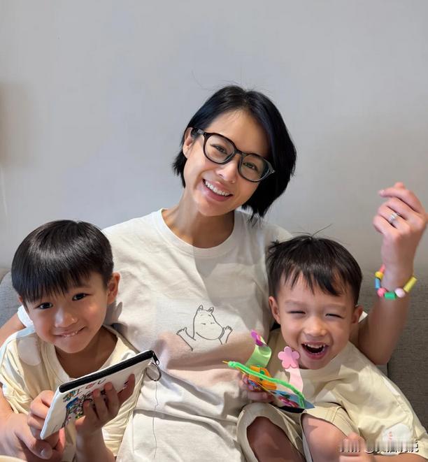 胡杏儿晒与儿子们的合照庆贺母亲节，同时也表示很感谢丈夫李乘德送的花