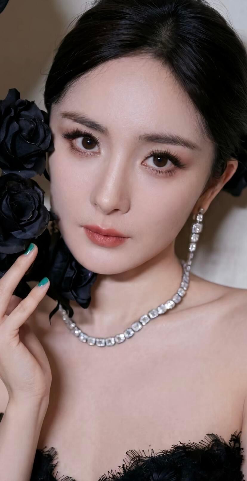 杨幂我地高贵幂妈，眼神太顶了