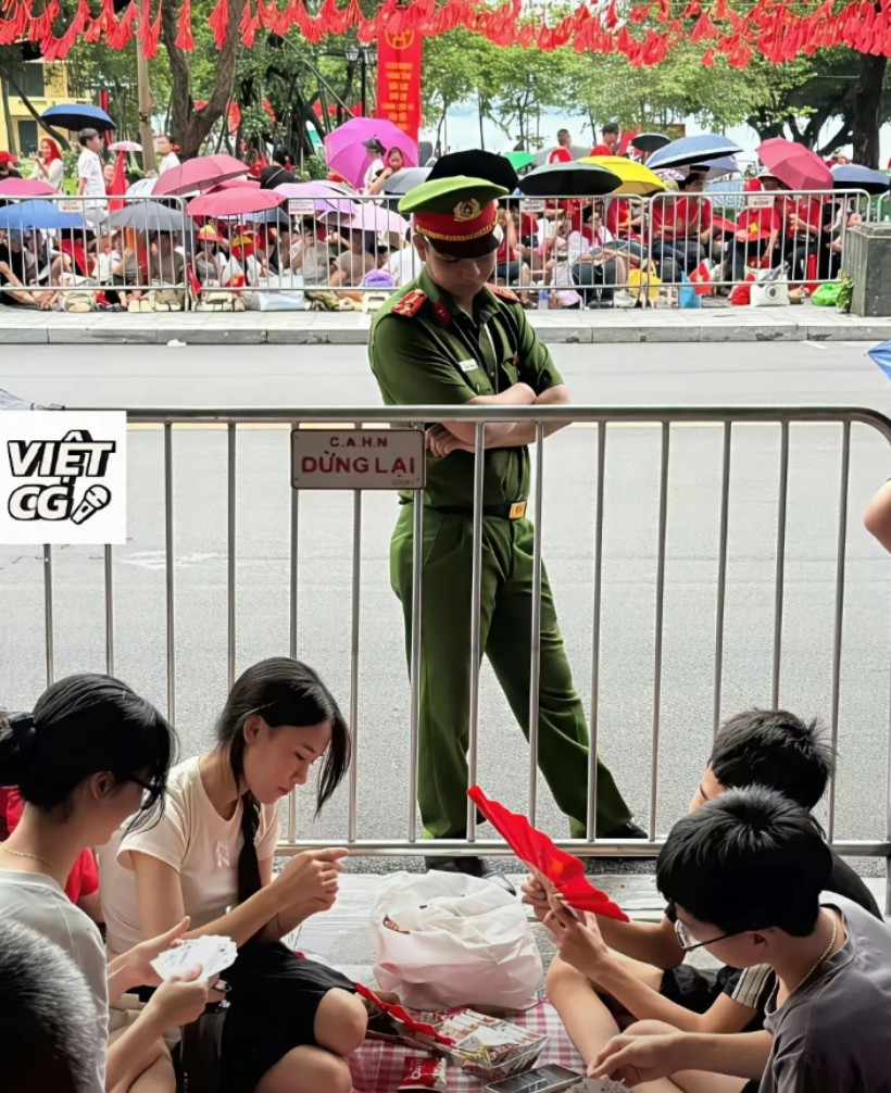 越南阅兵时不仅观众松弛，官兵也很松弛