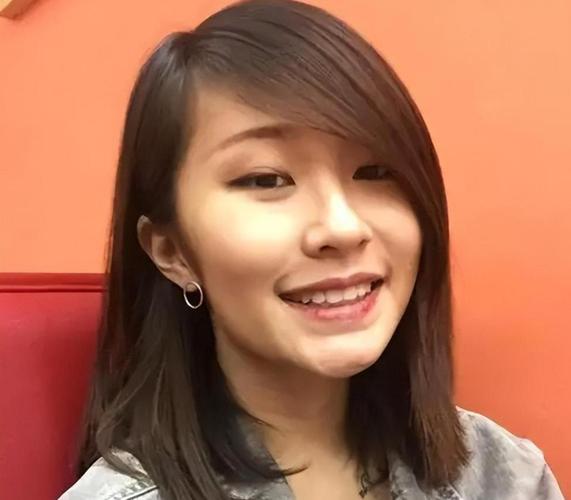 刘欢罕见家庭旧照曝光！女儿刘一丝低调优秀，不愧是书香家风刘欢女儿刘一丝与外