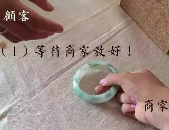 最近网上传得挺火的一个事儿，说有个大妈旅游的时候不小心把玉器店的镯子打碎了，老板