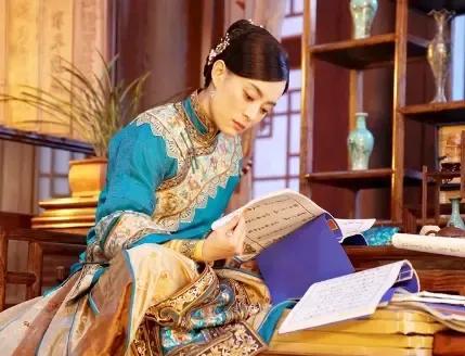 1900年，慈禧第一次见周莹便问：“你丈夫呢？”30岁周莹回道：“民女守寡14年