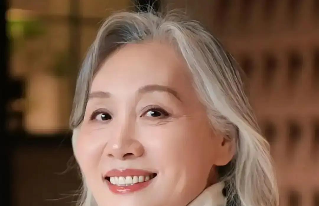 人生最狠的一刀，往往是至亲递的。她抱着十个月的儿子站在ATM前，前夫的银行卡刚