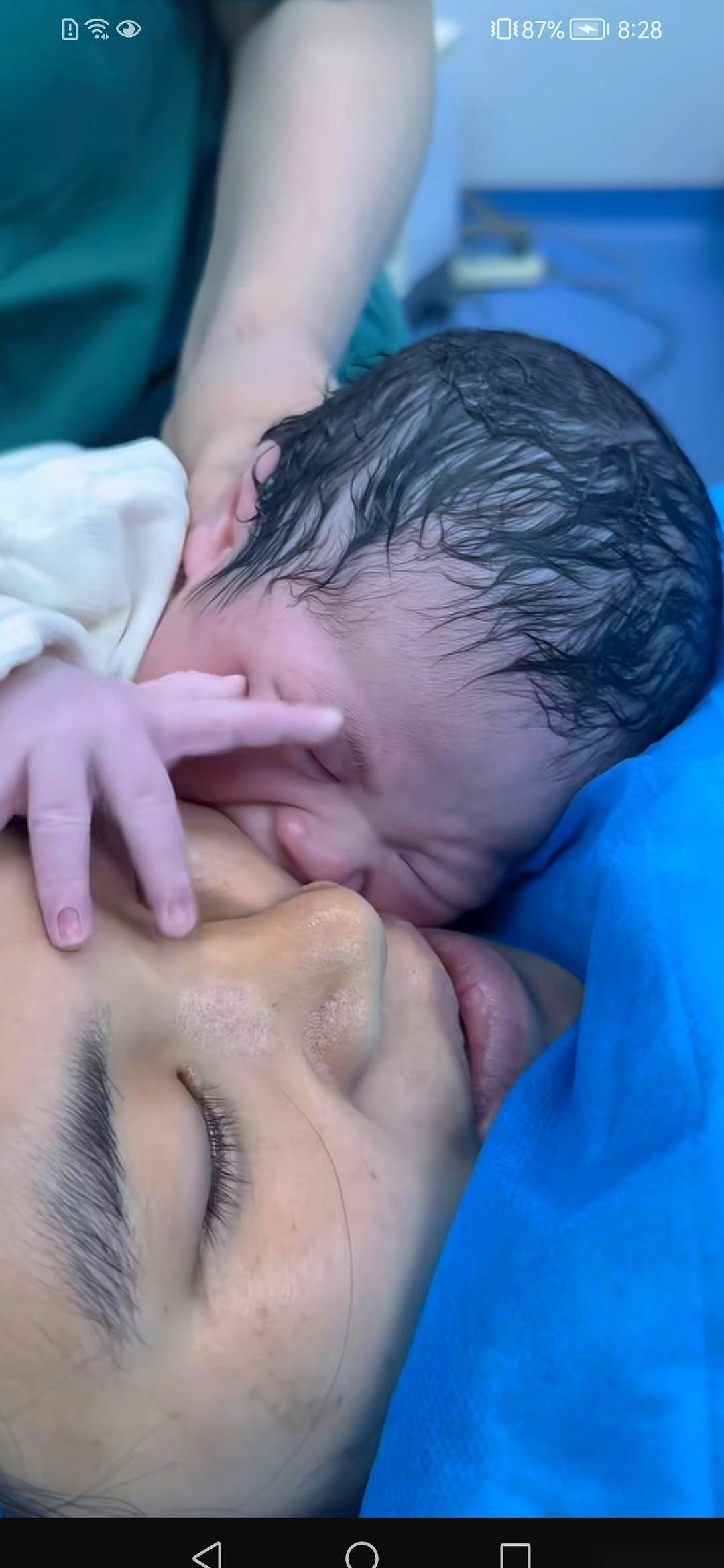 刚从妈妈肚子里出来，连眼睛都还没睁利索。有人想把他抱走，就那么一下下。结果，