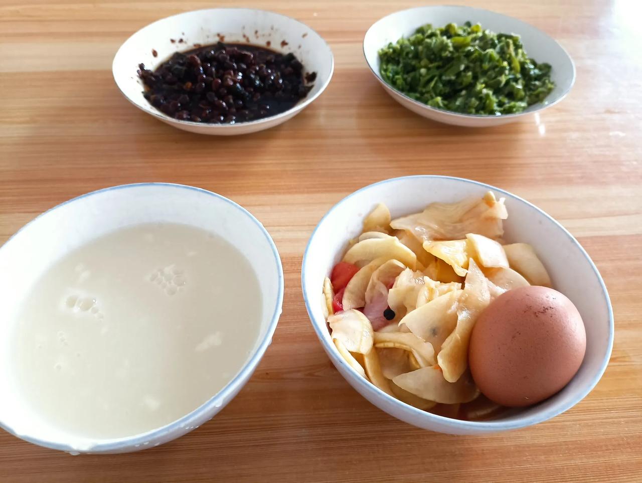 早餐！到位里的早餐，挺实惠的。酱豆，凉拌辣椒丝，炒的荀瓜，一个鸡