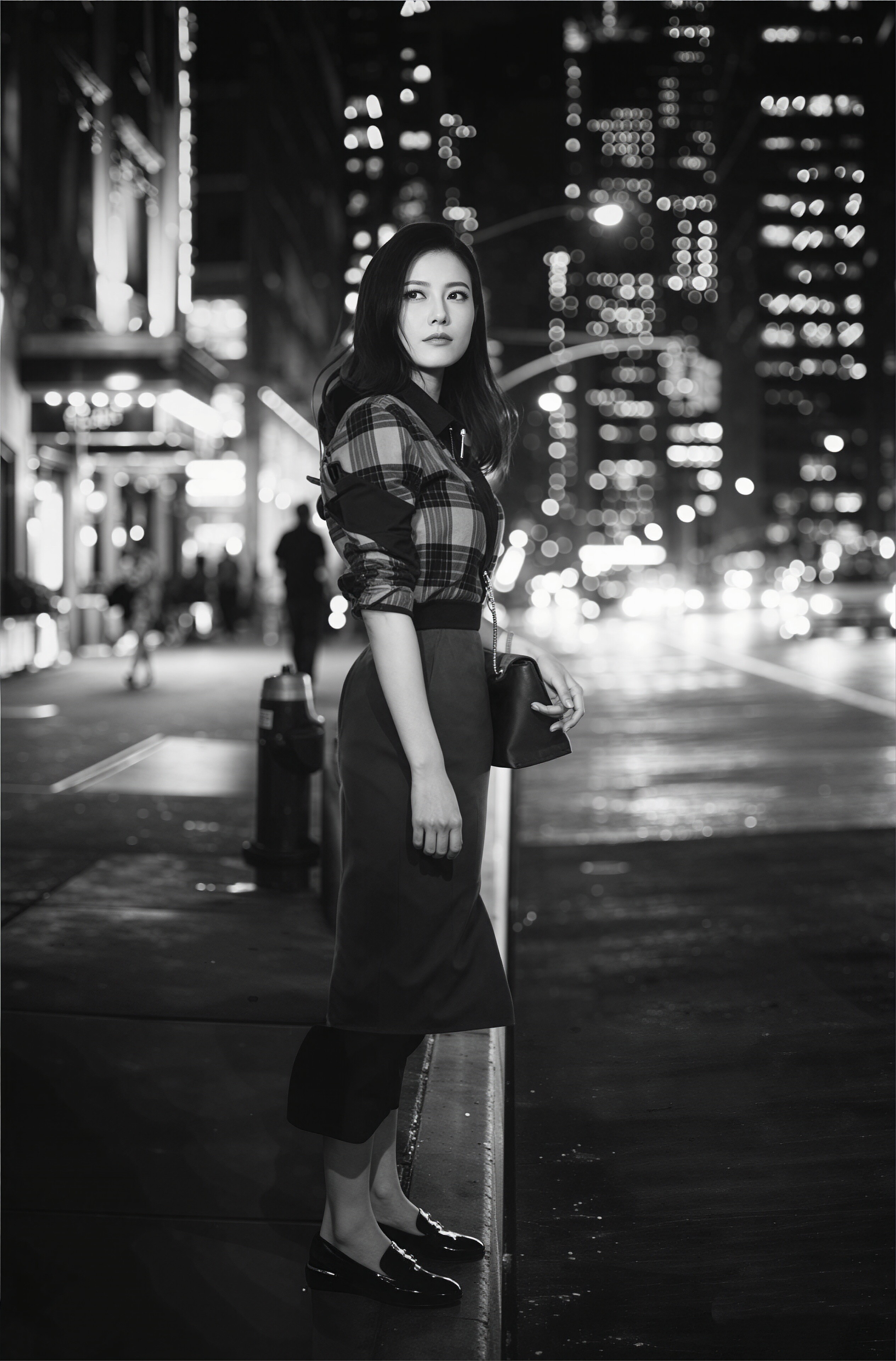 高圆圆这组纽约夜景街拍，在流动的光斑与都市霓虹里，藏着对抗焦虑的温柔力量。她身