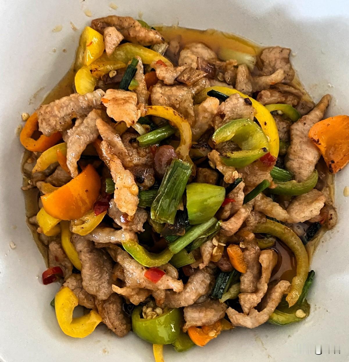 生活中的每个瞬间，都可能藏着被值得记录的小火花。这盘肉丝里，青椒、黄椒、红椒