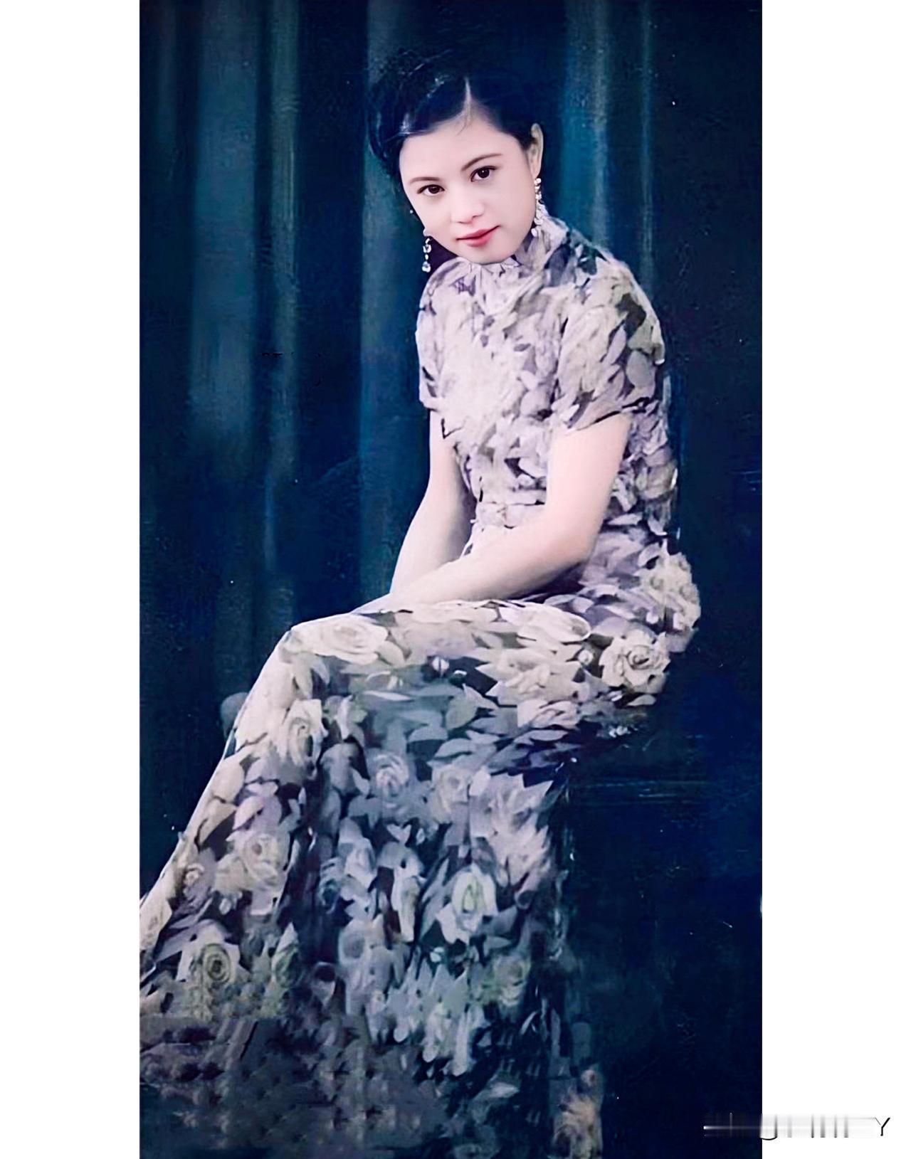 这是胡蝶的堂妹胡珊年轻时的一张留影老照片，拍摄于1930年的上海。这可不是演戏，