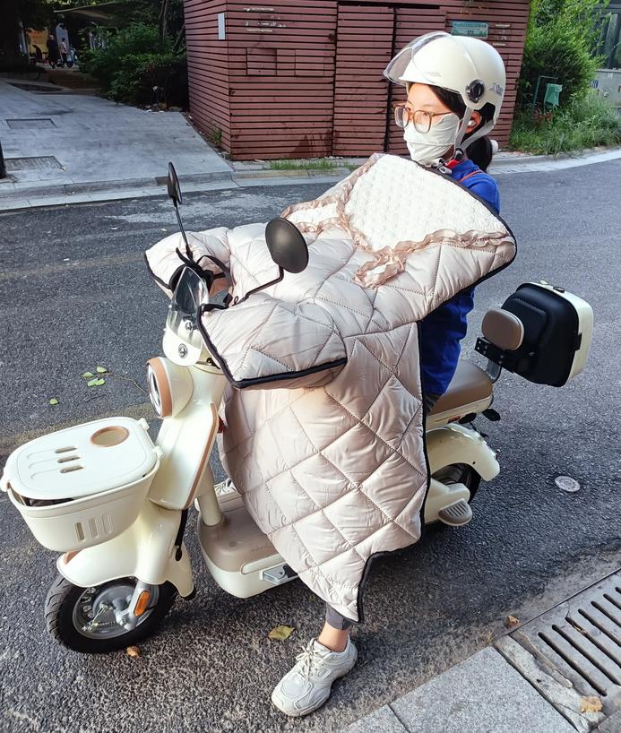 电动自行车“挡风被”到底该不该用？这是今天央视新闻发布的一篇报道，在文章中列举了