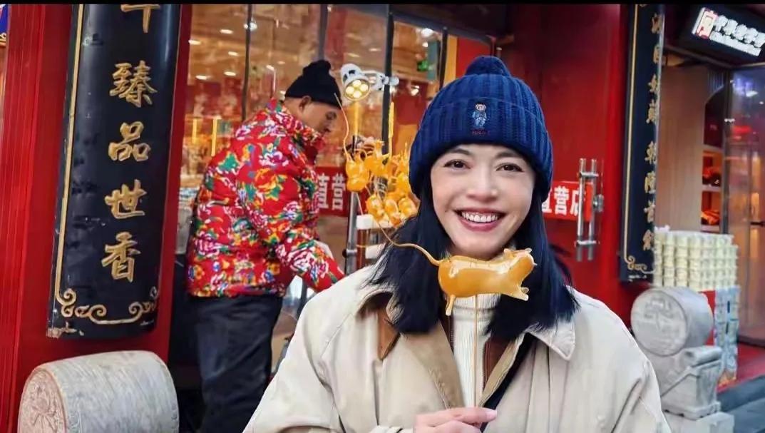 姚晨的这身冬日穿搭，简约高级感拿捏得死死的！一件经典的米色大衣，通过内搭白色高