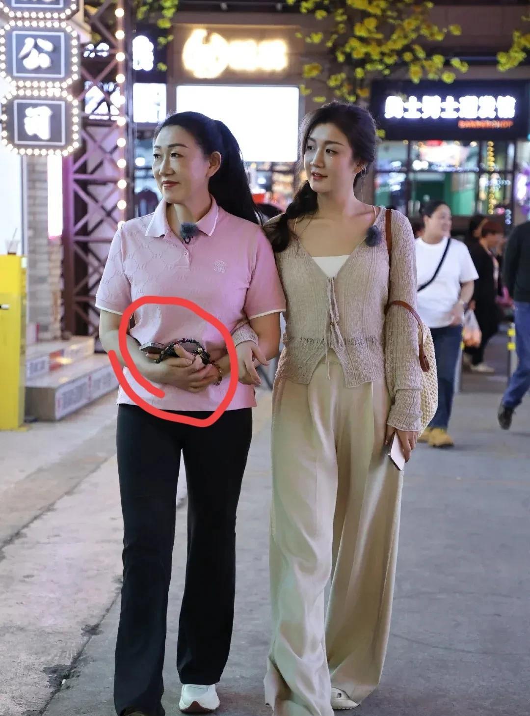 陈梦妈妈估计特无奈管着女儿工资卡倒也罢了都61岁了，名字还总被人念错陈梦妈