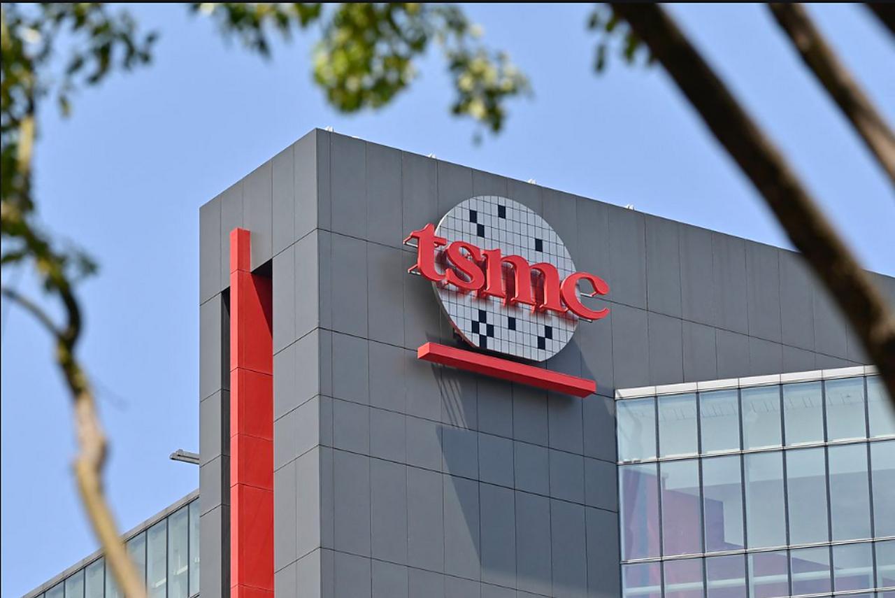 中国的“稀土红线”寸步不让！美国以为把台积电亚利桑那厂搬回家就安全了，但忘了造芯