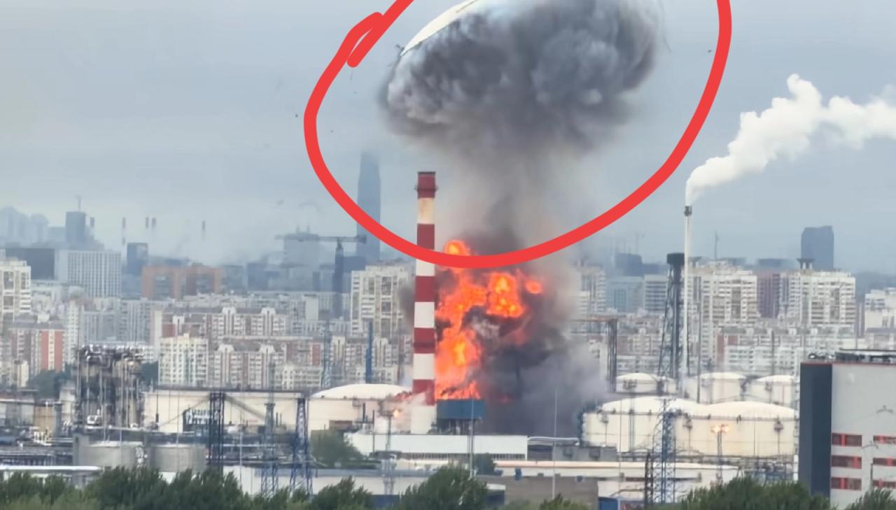 莫斯科被炸惨了！乌克兰无人机又来了！疑似一个炼油厂被炸燃起大火，圆形锅盖头被炸得