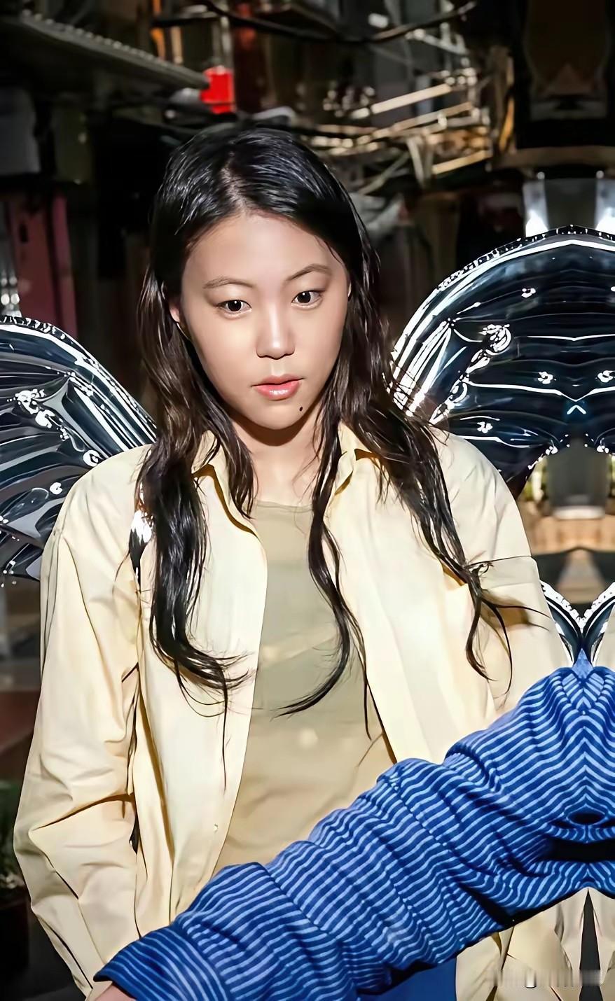 窦靖童在小的时候，尽管亲生父母离异了，但是母亲对她的爱，继父李亚鹏先生给她的爱，