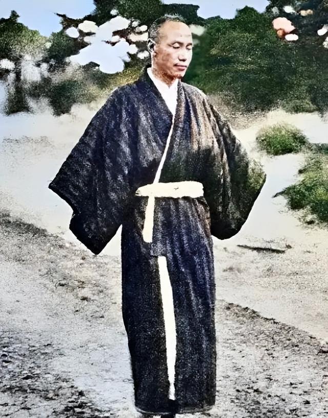 蒋介石穿日本和服留影，这张照片拍摄于1909年（也有记载为1910年），当时22