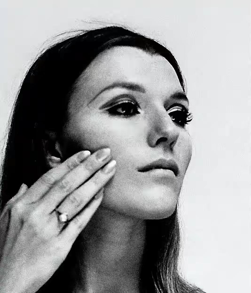 马斯克母亲很美，马斯克找的女友或妻子都是他母亲改良版的那款，看来他就是喜欢智慧美