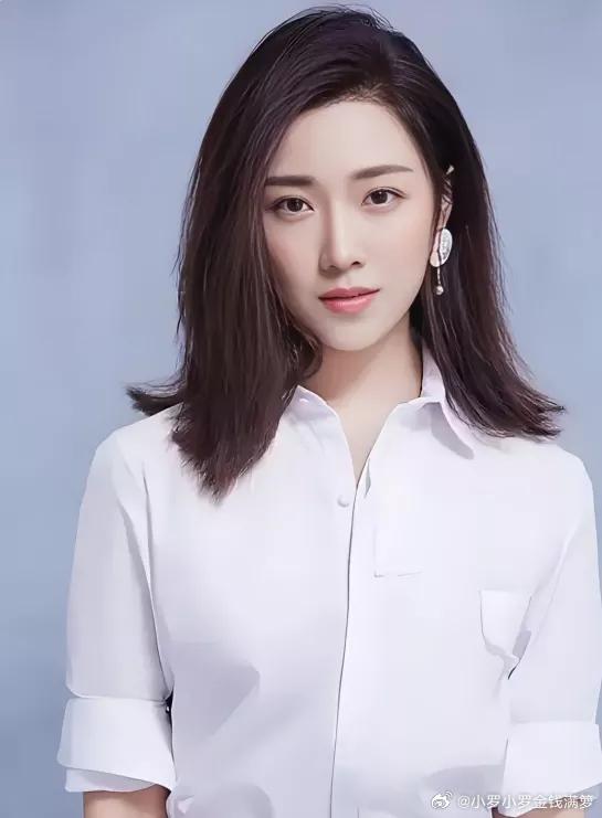 我特意扒了一下33岁的菅纫姿。李凯馨事件后她是第一个站出来发声的。而且还回应的非