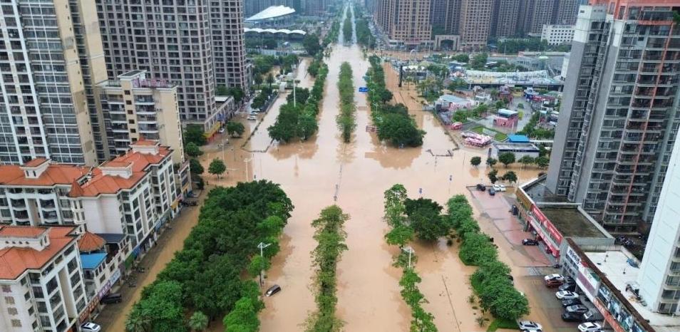 贵港城区的路，一夜之间变成了“威尼斯水道”2026年7月6日，广西贵港。
