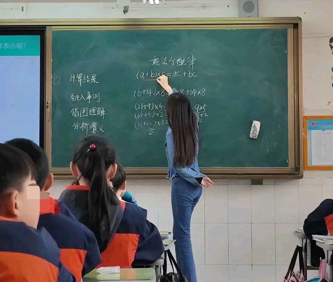 贵州，一小学老师在上课时3次看到一名男生趴在同桌女生的大腿上，女生都未作任何反对