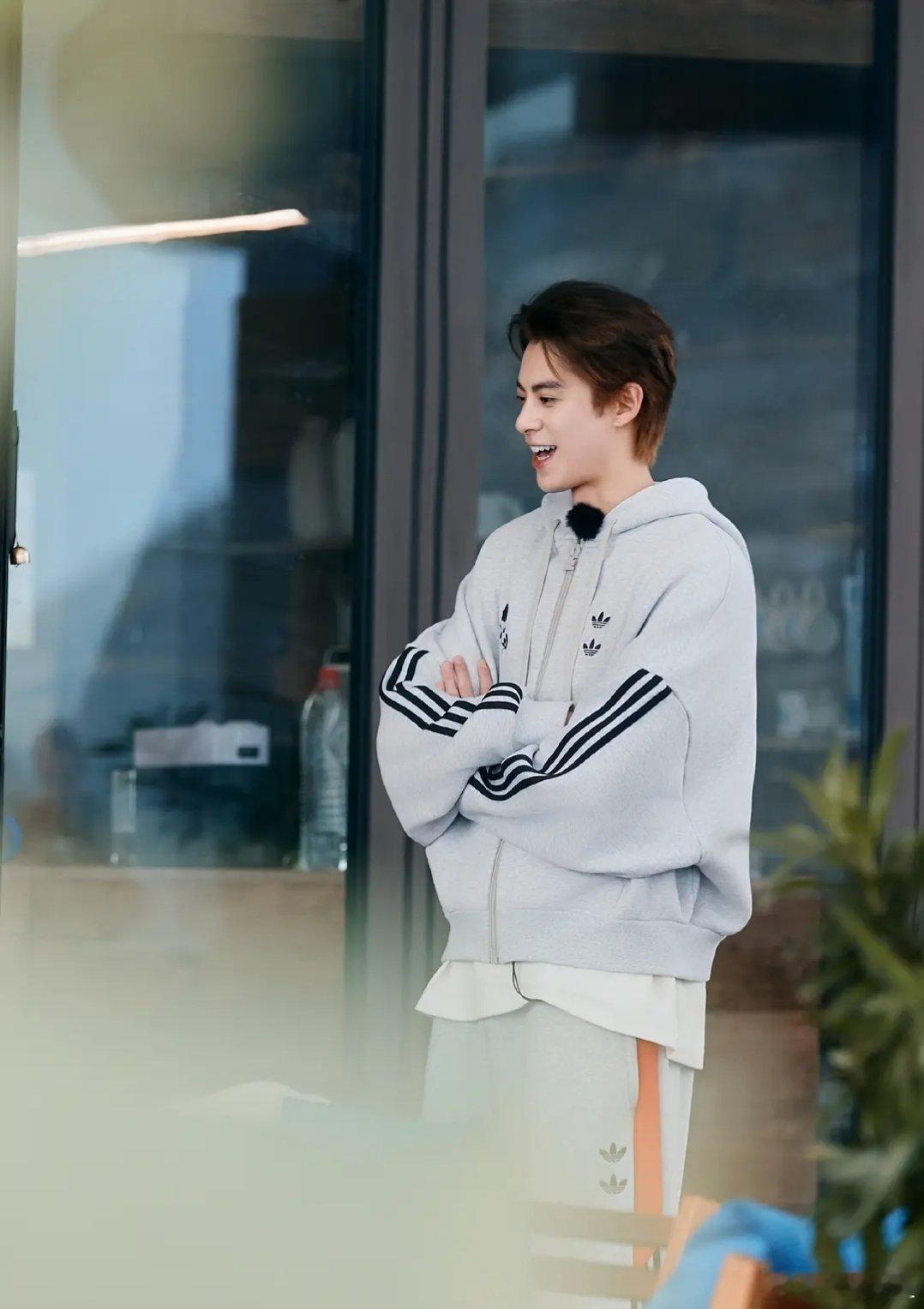 感觉他俩搭会很尴尬，王鹤棣不是孙千喜欢的类型吗看之前综艺的切片千的眼神😳（知