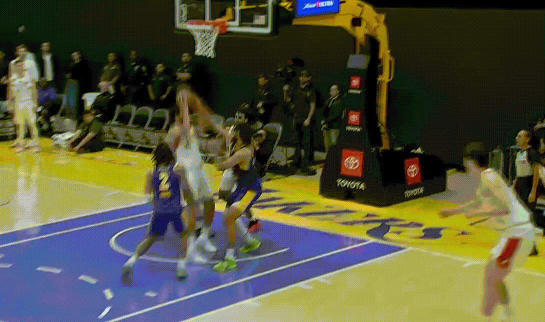 杨瀚森连续投中三分帮助球队续命，不过这球看着有点怪怪的，一个中锋球员不冲内线，漂