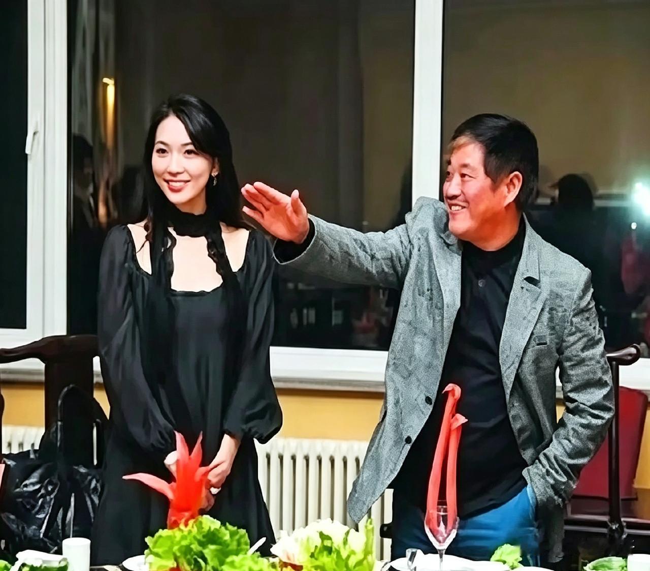 要说这人缘，还得看本山大叔。09年林志玲去沈阳演出那会儿，赵本山大叔作为东道主，