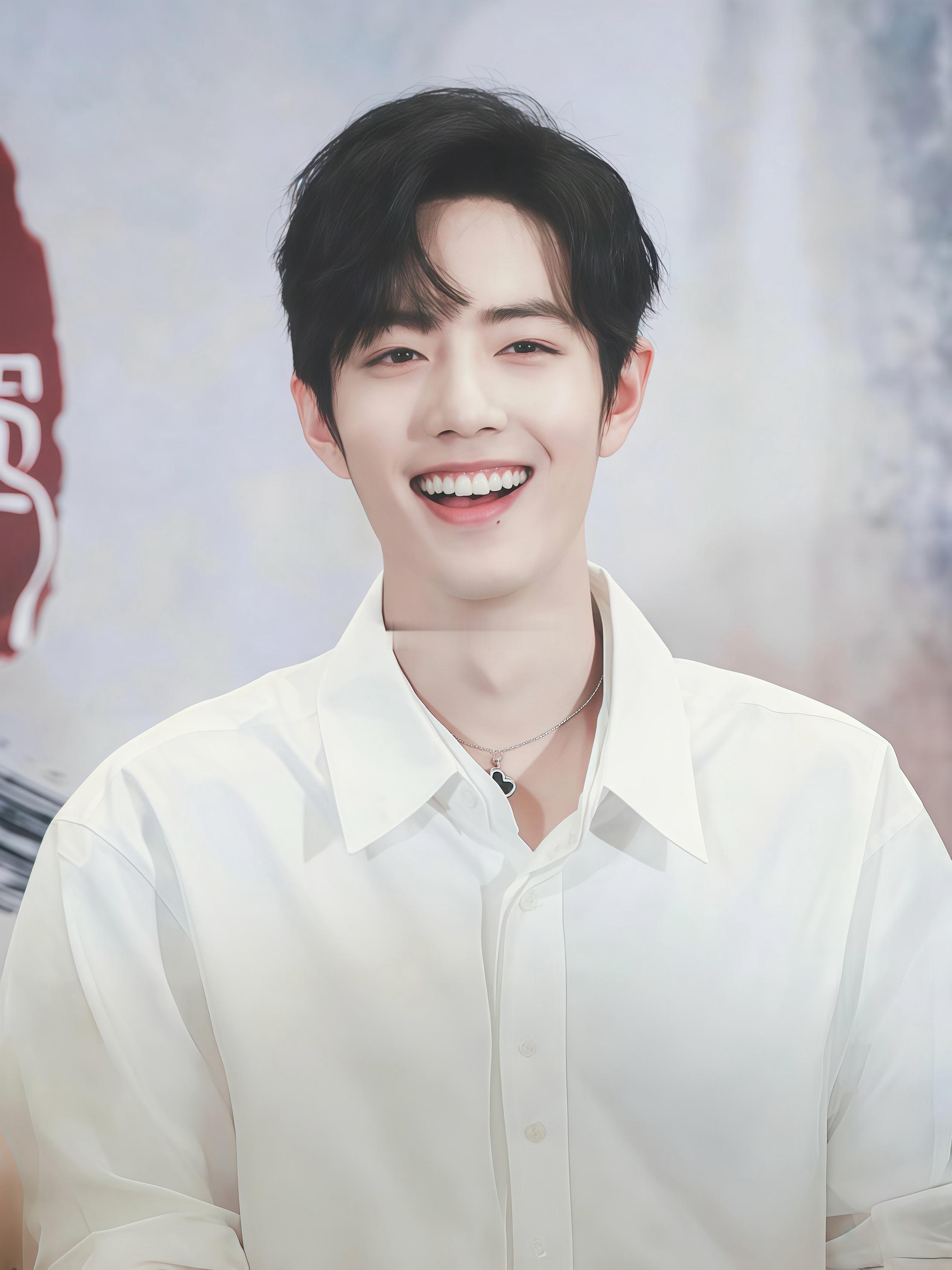 山风晚晚肖战纯爱路人～他眼里的光璀璨如星辰～他的笑容，是揉碎星光的温柔，亦是穿