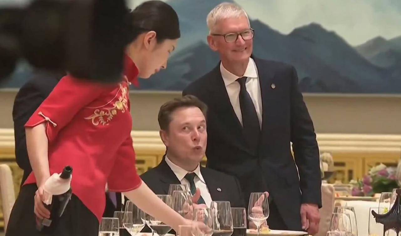 欢迎晚宴上，库克也跑过来凑热闹和马斯克合影，马科斯各种搞怪表情。马斯克和库克