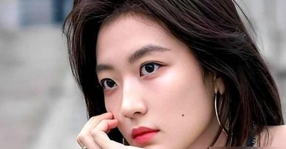 导演喊停之后手还死死攥着不松开，演员要是真把戏演到这份上，底线早就模糊了。说的是井柏然和孙千那场雨夜