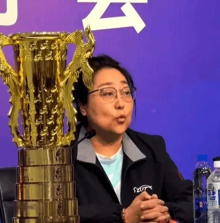 莎莎肩伤疼得掉眼泪，照样4比2把王艺迪打趴，第二天又举起冠军奖杯。转头就给