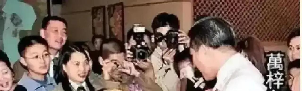 他送还一张七位数支票，却说最不值钱的就是这张纸。三十年前，万梓良在片场拉住跑龙