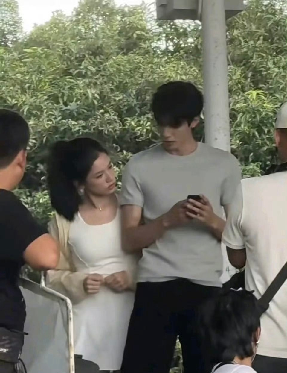 为什么张婧仪一直被吐槽敦实啊，《野狗骨头》里她和宋威龙同框完全看不出来呀，反倒被