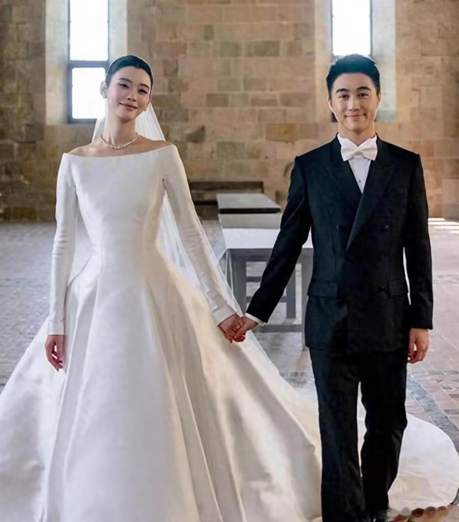 特步公主丁佳敏参加奚梦瑶的婚礼，晒出合照，两人身高差太萌了