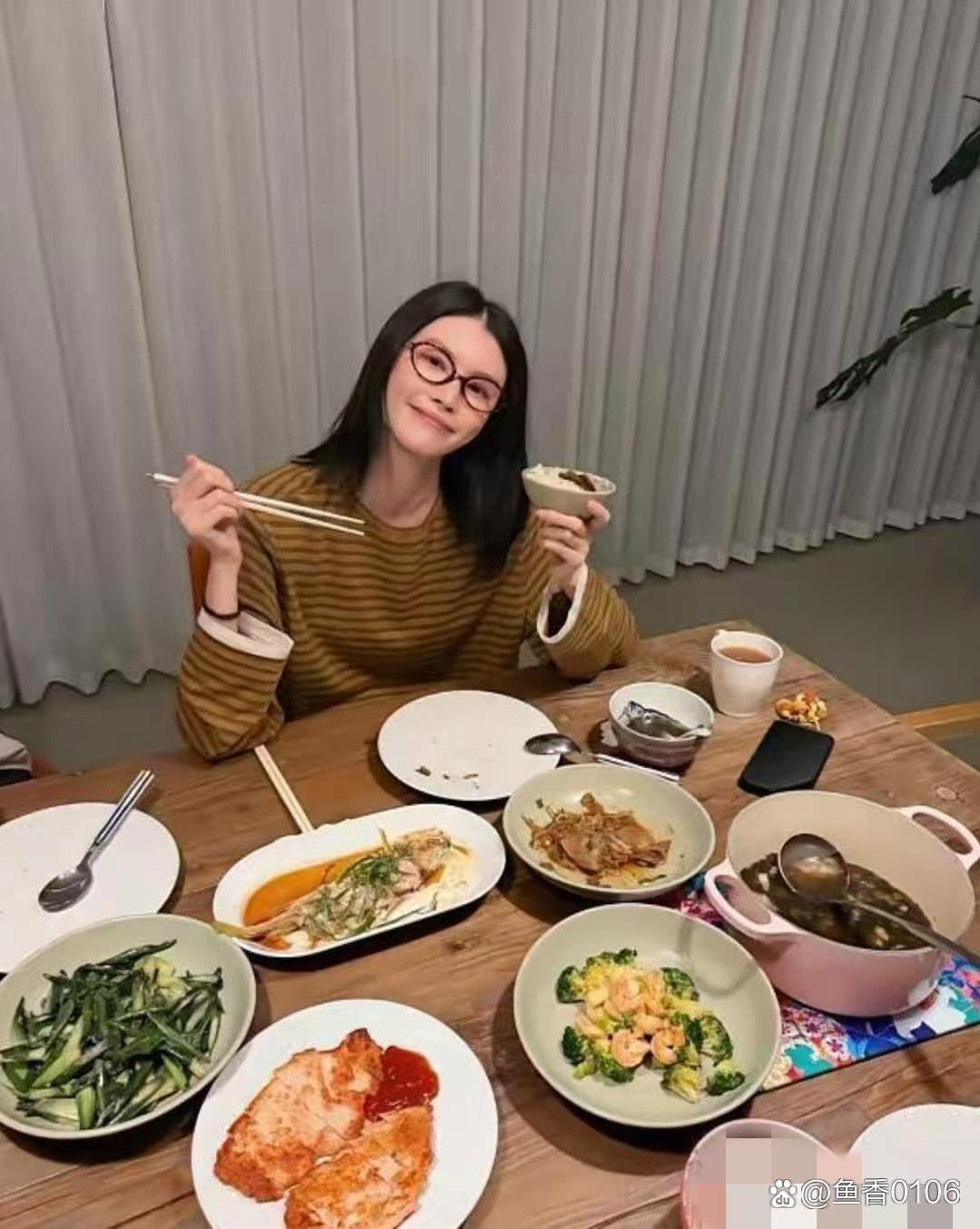 何穗晒出老公陈伟霆做的五菜一汤，甜蜜日常令人羡慕。 ​