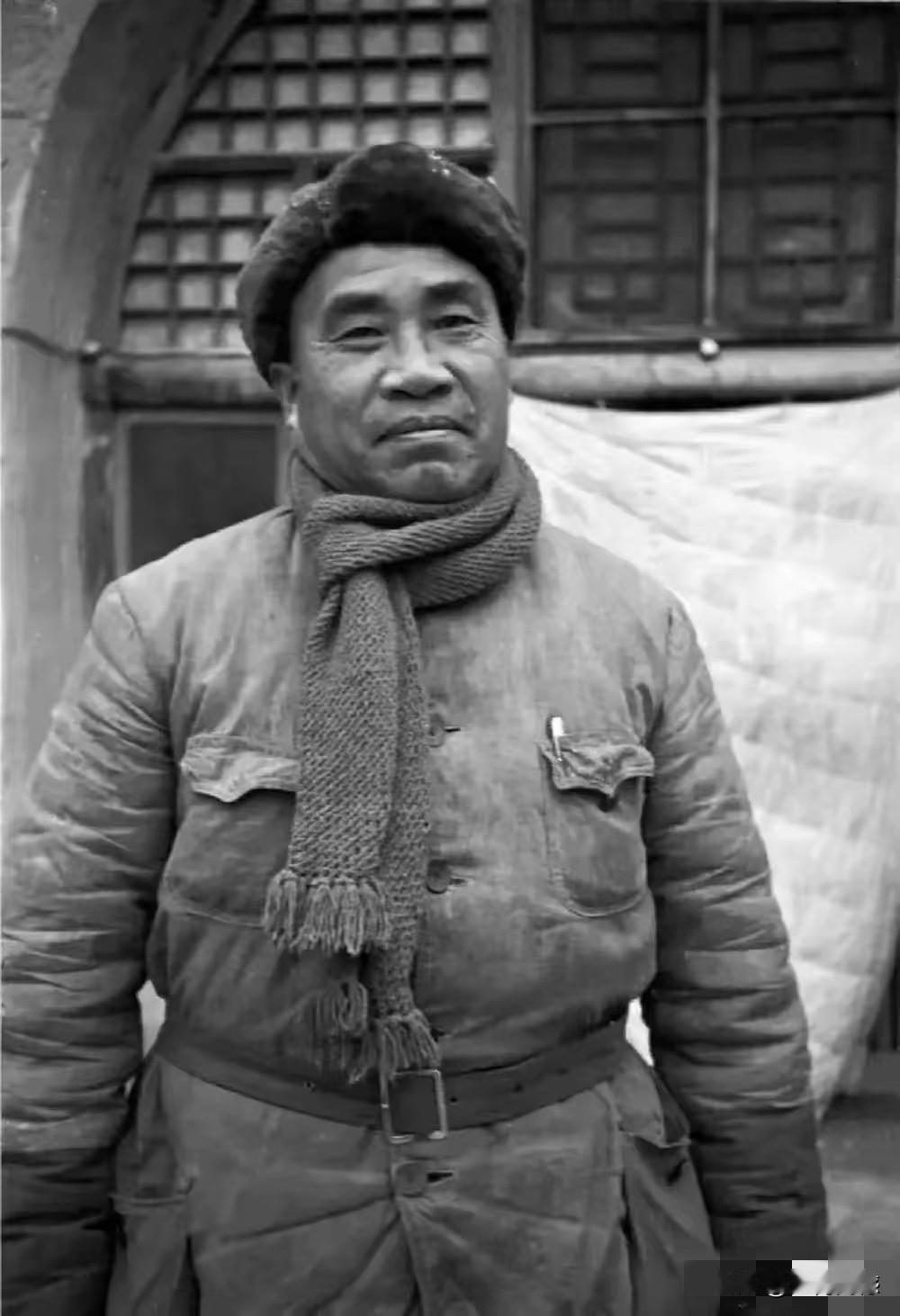 在陕北时期，老一辈无产阶级革命家的生活是非常艰苦的，他们和普通士兵一样，穿着粗布