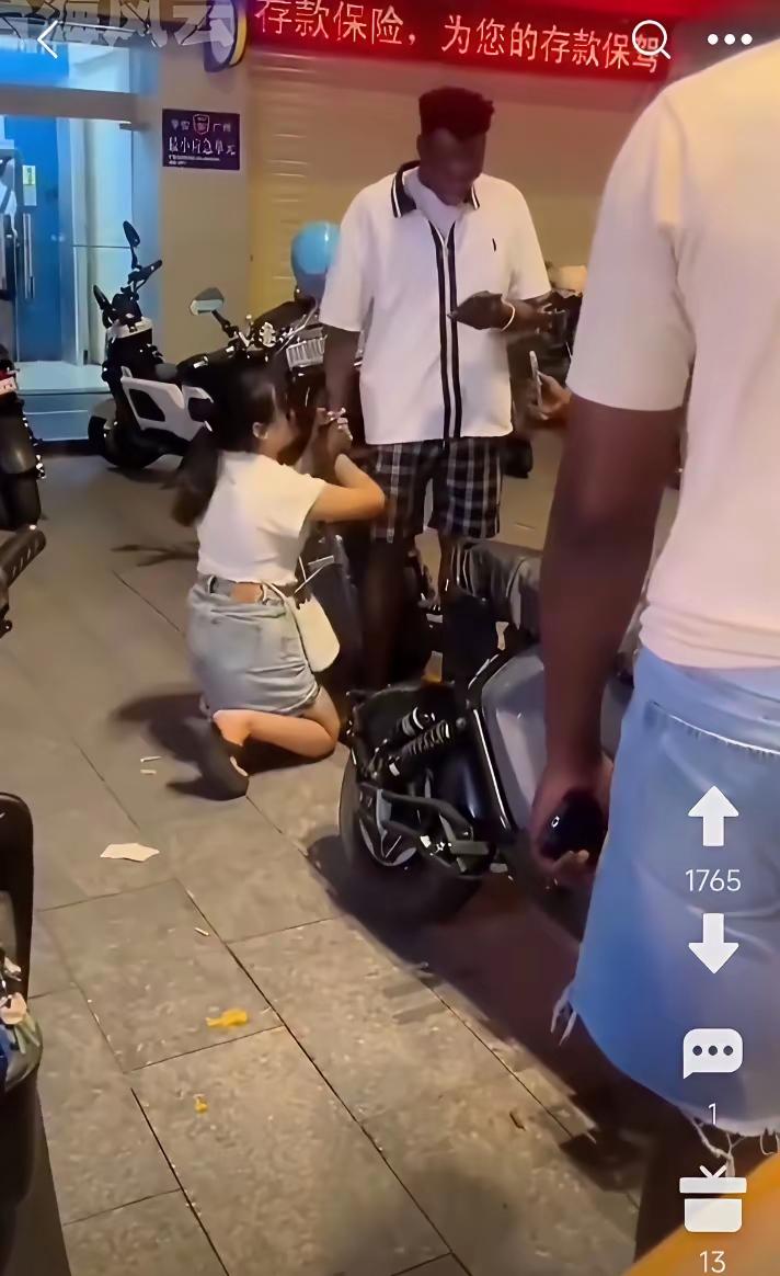 售票大厅这一幕看得人心里发堵！女子哭到眼泪打转，拉着非洲男友