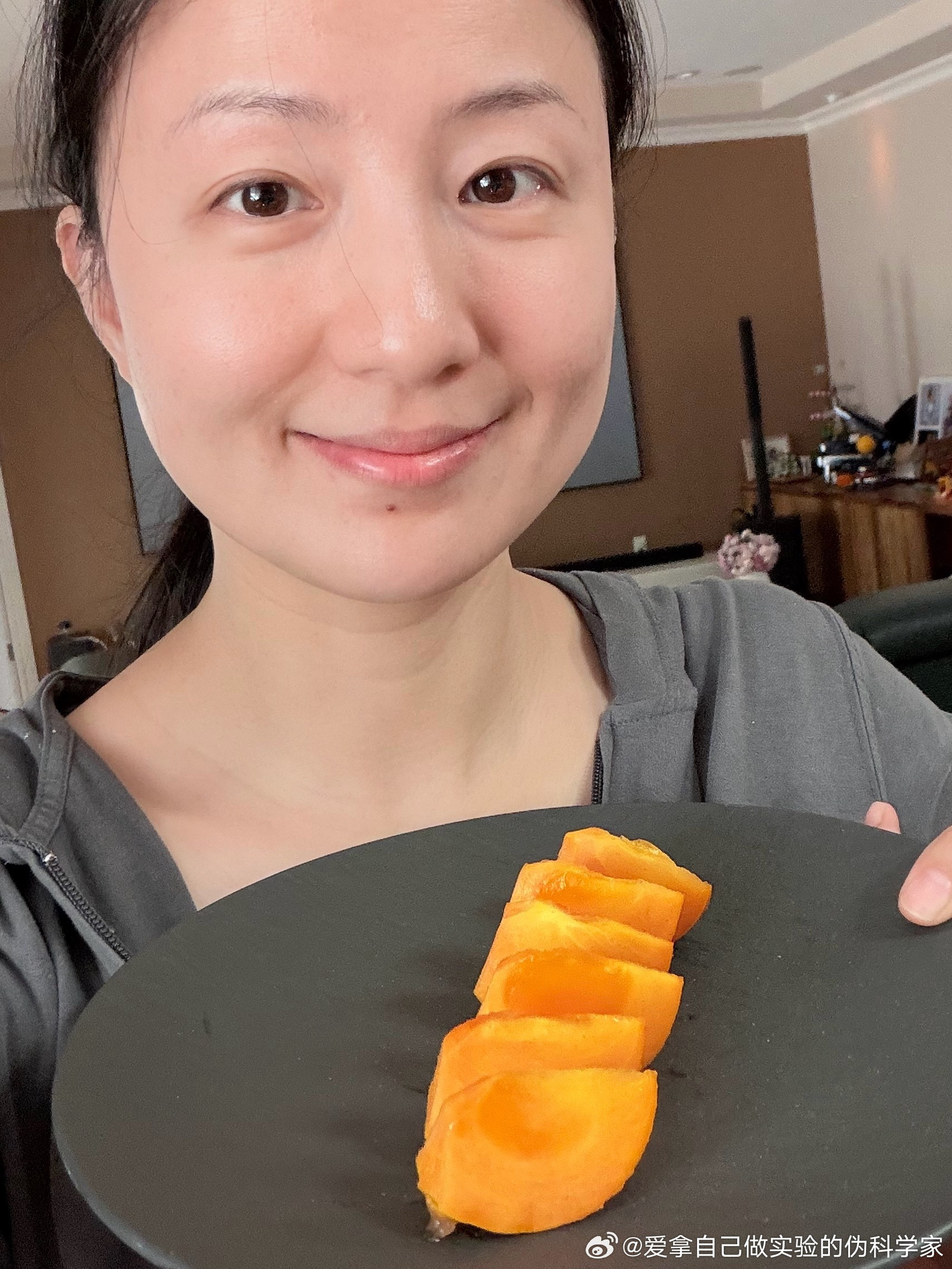 今年柿子大丰收，不仅产量多，个头也比前几年大很多不能太熟就得采下来放熟否则都给松