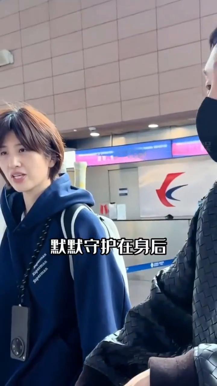 背后妻子马龙。本以为国乒冠军背后的女人只会在看台上喊加油，殊不知个个藏着顶配实